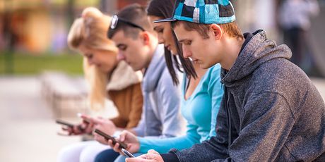 Tinejdžeri na mobitelu (Ilustracija: Gulliver/Thinkstock)