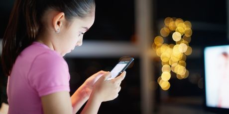 Ilustracija - dijete i pametni telefon (Foto: Thinkstock)