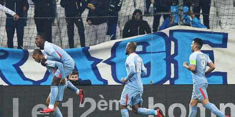 Fabinho slavi pogodak s igračima Monaca (Foto: AFP)