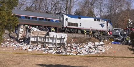 Vlak s američkim kongresnicima sudario se s kamionom (Screenshot: Reuters)