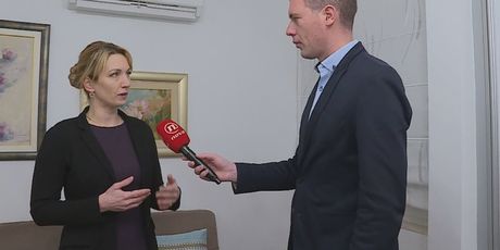 Mario Jurić razgovara s iznajmljivačicom Martinom Nimac Kalcinom (Foto: Dnevnik.hr) - 1