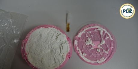 Policija je pronašla amfetamine, marihuanu i punilo (Foto: PUZ) - 3