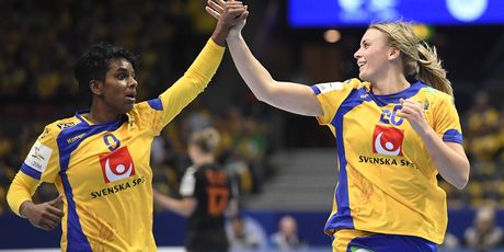Louise Sand i Hanna Blomstrand (Foto: AFP)