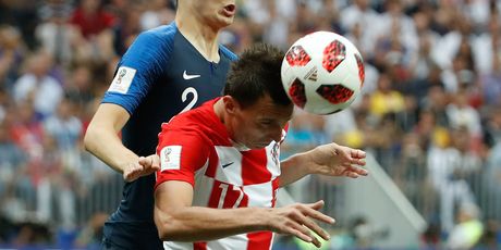 Benjamin Pavard i Mario Mandžukić (Foto: AFP)