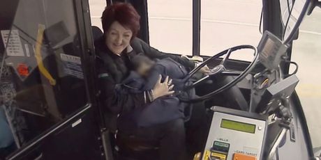 Vozačica autobusa podrijetlom iz Srbije u Americi spasila dječaka ostavljenog na hladnoći (Screenshot: AP)