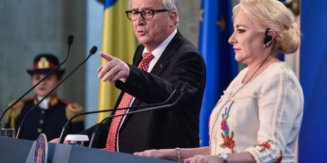 Jean Claude Juncker i rumunjska premijerka Viorica Dancila (Foto: AFP)