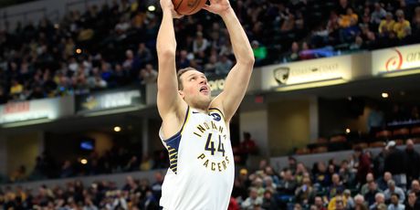 Bojan Bogdanović zakucava (Foto: AFP)