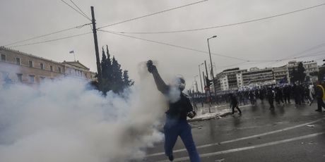 Policija na prosvjednike u Ateni baca suzavac (Foto: AFP)
