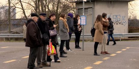 Ljudi čekaju autobus na Savskom mostu (Foto: Dnevnik.hr)