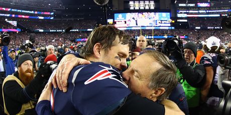 Brady i Belichick u zagrljaju (Foto: AFP)