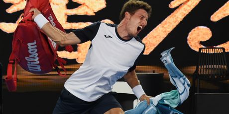 Carreno Busta baca torbu (Foto: AFP)