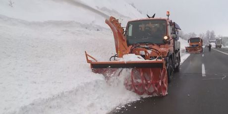 Gračac se bori sa snijegom (Foto: Dnevnik.hr) - 1