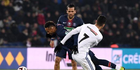 Igrač Strasbourga Zemzemi faulira Neymara (Foto: AFP)