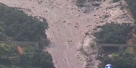 Mulj nakon puknuća brane (Screenshot: Reuters)