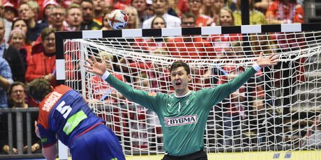 Landin brani udarac Sagosenu (Foto: AFP)
