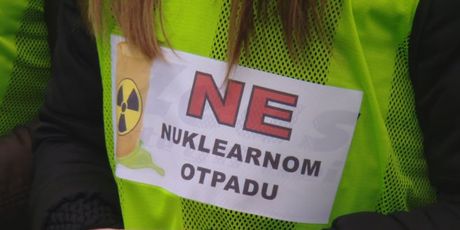 Natpis na okupljanju u Petrinji protiv nuklearnog otpada (Foto: Dnevnik.hr)