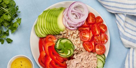 Salata s crvenom kvinojom i tunom