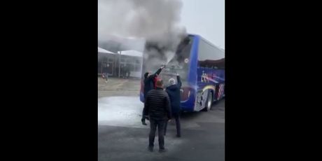 Zapalio se autobus u Vukovaru - 1