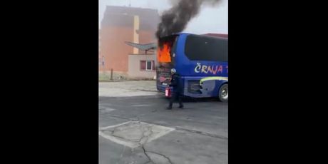 Zapalio se autobus u Vukovaru - 4