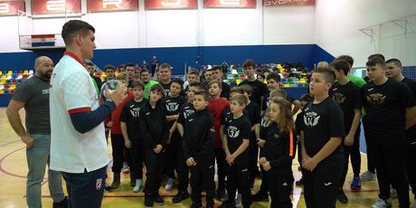 Halil uručio loptu s potpisima hrvatskih reprezentativaca