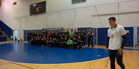 Halil uručio loptu s potpisima hrvatskih reprezentativaca