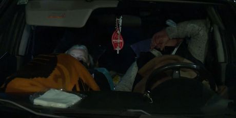 Bračni par iz Siska spava u autu