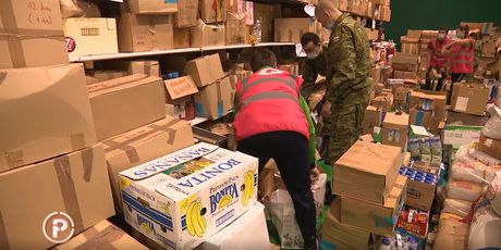 Crveni križ i vojnici pakiraju namirnice za stradale u potresu