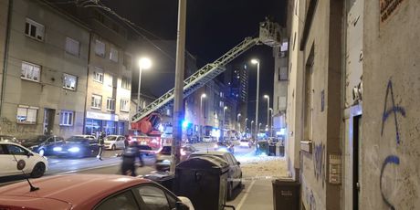 Vatrogasci uklanjaju opasne dijelove fasade