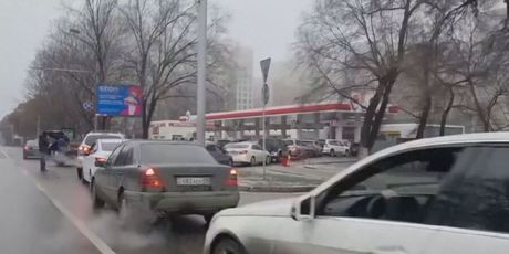Automobili u redu za benzinsku u Kazakhstanu