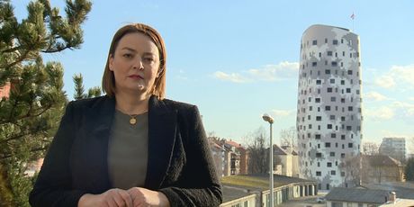 Ivana Pezo Moskaljov ispred vojnog nebodera u Zagrebu