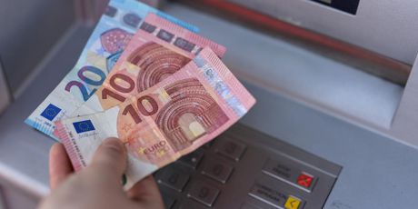 Euro na bankomatu