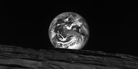 Crno-bijele fotografije Mjesečeve površine i Zemlje koje je poslala južnokorejska sonda Danuri - 1