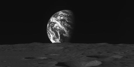 Crno-bijele fotografije Mjesečeve površine i Zemlje koje je poslala južnokorejska sonda Danuri - 2