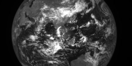 Crno-bijele fotografije Mjesečeve površine i Zemlje koje je poslala južnokorejska sonda Danuri - 4