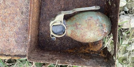 Pronađena ručna bomba u metalnoj kutijici
