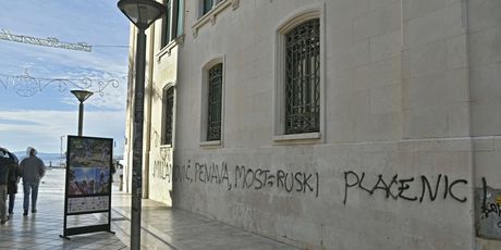U Marmontovoj ulici nepoznata osoba ispisala grafite uvredljivog sadržaja - 8