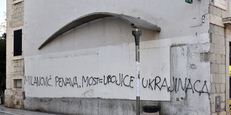 U Marmontovoj ulici nepoznata osoba ispisala grafite uvredljivog sadržaja - 11