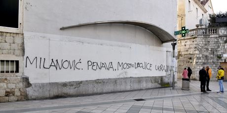 U Marmontovoj ulici nepoznata osoba ispisala grafite uvredljivog sadržaja - 12