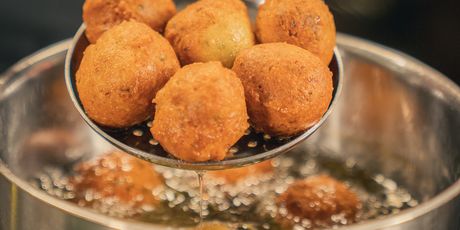 Falafel pecite do lijepe smeđe boje.