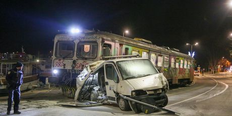 Pula: Putnički vlak udario u parkirani kombi - 1