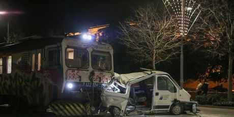 Pula: Putnički vlak udario u parkirani kombi - 3