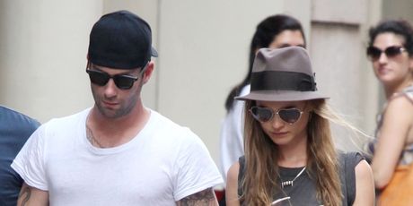 Behati Prinsloo i Adam Levine