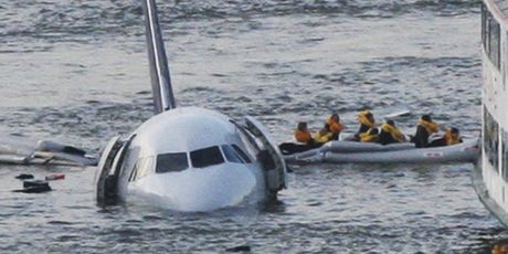 Airbus A320 US Airwaysa u rijeci Hudson nakon prisilnog slijetanja