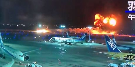 Na aerodromu u Tokiju se zapalio avion