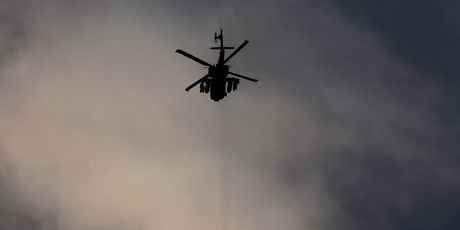 Izraelski vojni helikopter baca bombu na Gazu