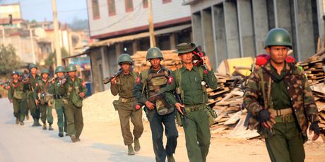 Mjanmarski vojnici patroliraju Laukkaijem