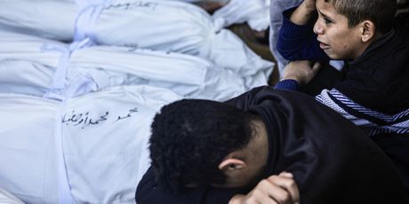 Obitelj oplakuje mrtve u Gazi