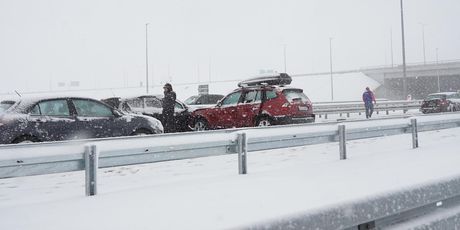 Na autocesti Zagreb - Beograd zbog snijega i vjetra došlo do sudara - 1