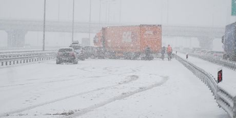 Na autocesti Zagreb - Beograd zbog snijega i vjetra došlo do sudara - 2