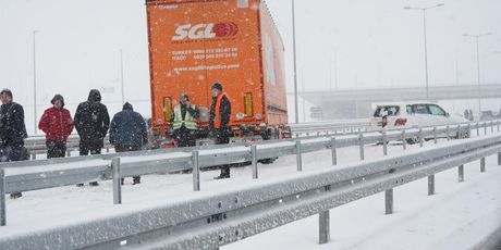 Na autocesti Zagreb - Beograd zbog snijega i vjetra došlo do sudara - 4